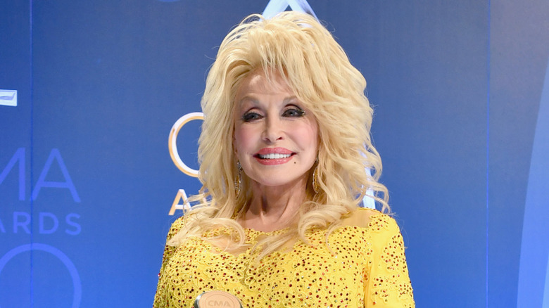 Dolly Parton at the 2016 CMAs