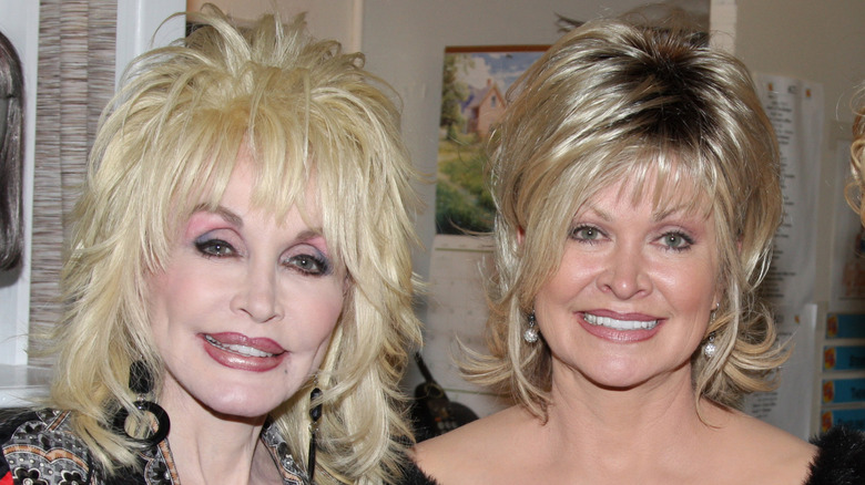 Dolly Parton (L) poses beside her sister Rachel Parton (R)