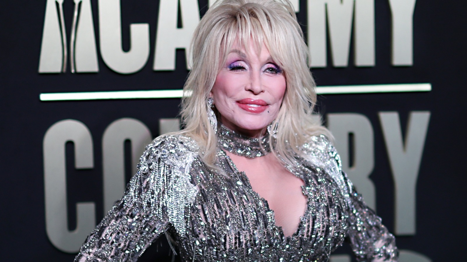 Dolly Parton’s 2023 ACM Awards Look Throws Spring’s Naked Jewelry Trend Out The Window (As It Should) – Glam