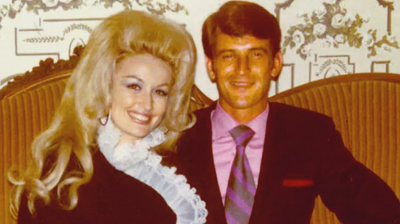 Dolly Parton and Carl Dean together on a couch.