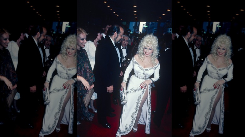 Dolly Parton with a high slit in her dress on the red carpet