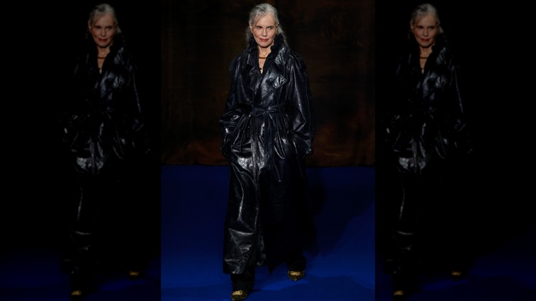 Elizabeth McGovern walks the Burberry A/W 25 runway in an all-leather outfit