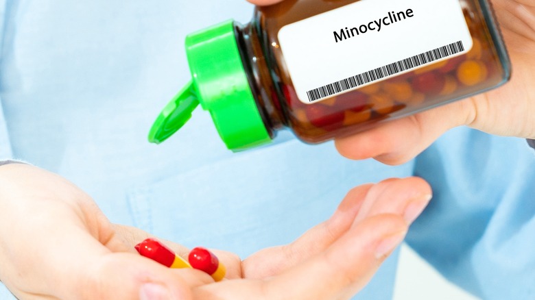 minocycline pills falling into hand