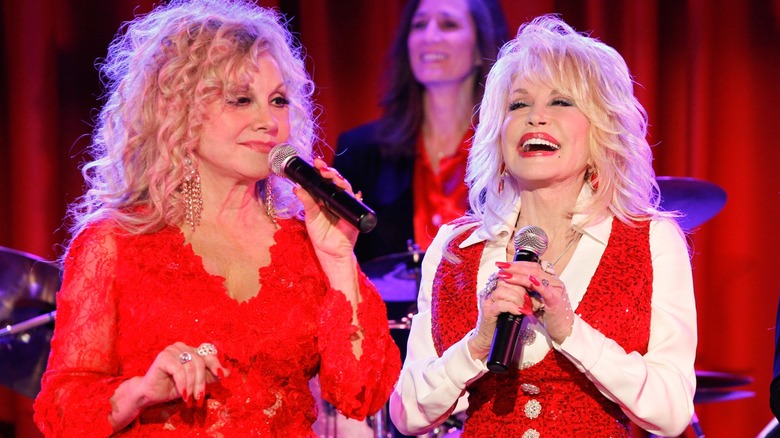 Stella Parton and Dolly Parton attend Stella Parton's Red Tent Women's Conference in 2014.