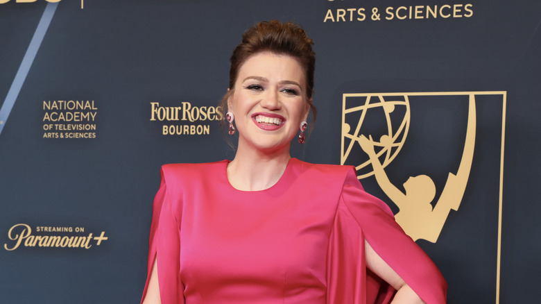 Kelly Clarkson walks the red carpet at the 2024 Daytime Emmys