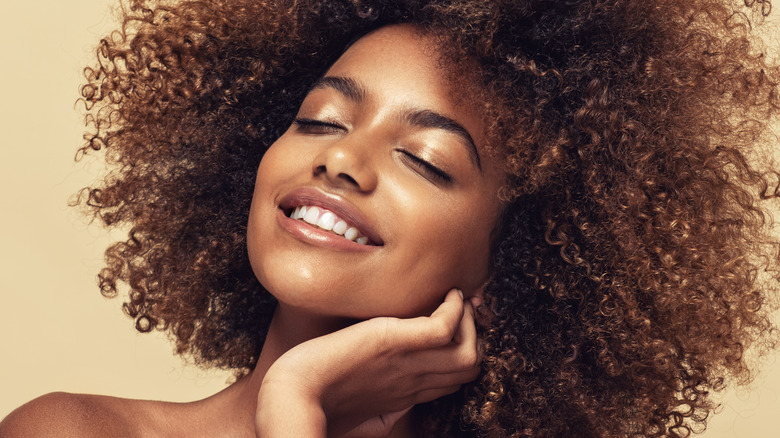 Woman with big curly hair 