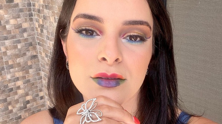 Woman wearing eyeshadow lipstick