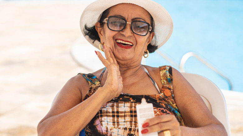 women applying sunscreen