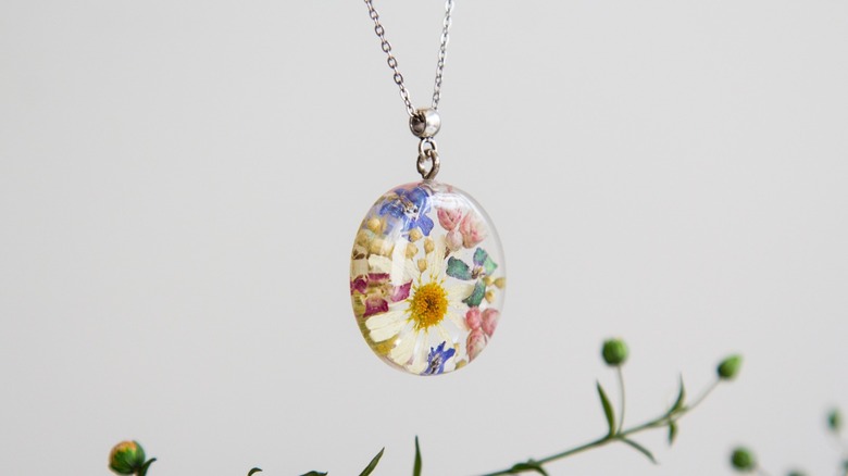 Flower jewelry necklace with resin epoxy and silver chain