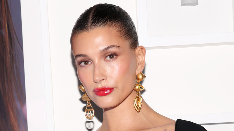 Hailey Bieber posing on carpet