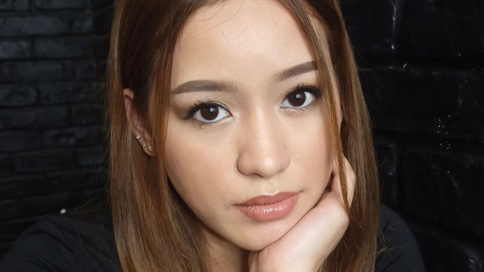 Frosted Lipstick The '90s Comeback Trend Giving Us A Glitter Girl Summer