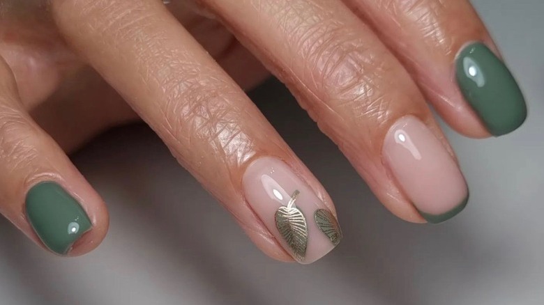 Green and gold leaf mani