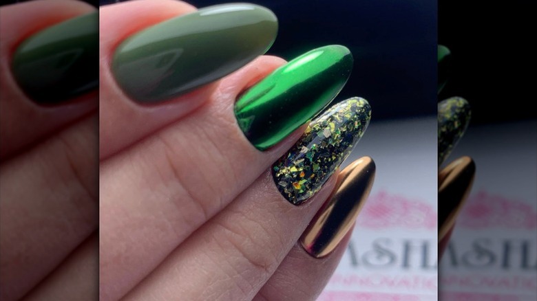 Green chrome mani