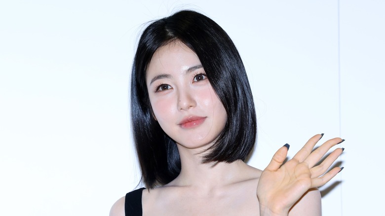 A woman with a sleek collarbone lob