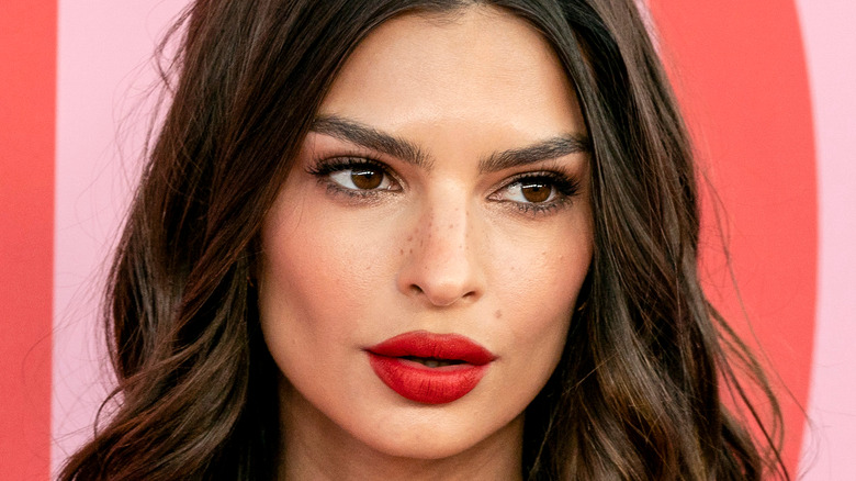 Emily Ratajkowski dark feminine makeup