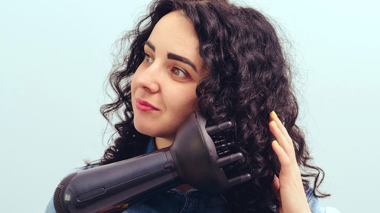 woman diffusing curly hair