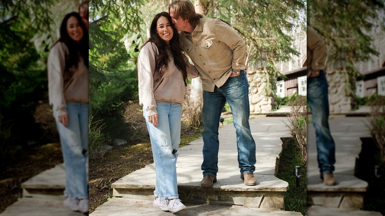 Chip Gaines kissing Joanna Gaines