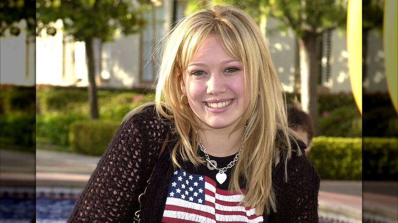 Hilary Duff posing in 2001