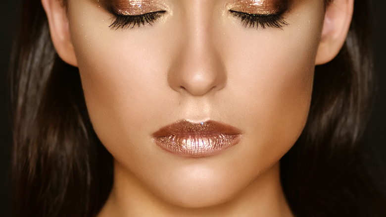 gold makeup and honey lips