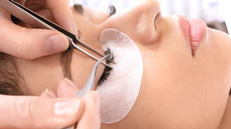 eyelash extension procedure with tweezers