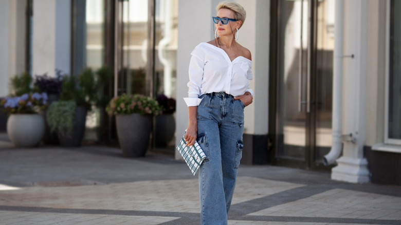 Woman wearing a white shirt and jeans