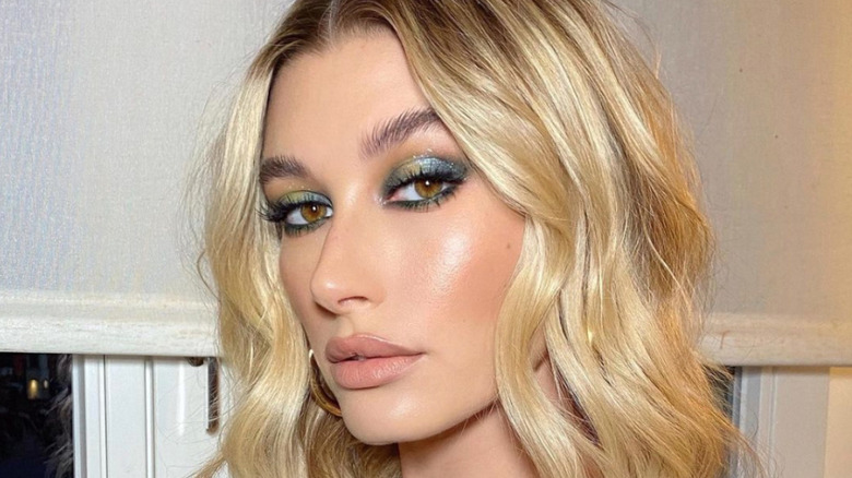 Hailey Bieber green eyeshadow look