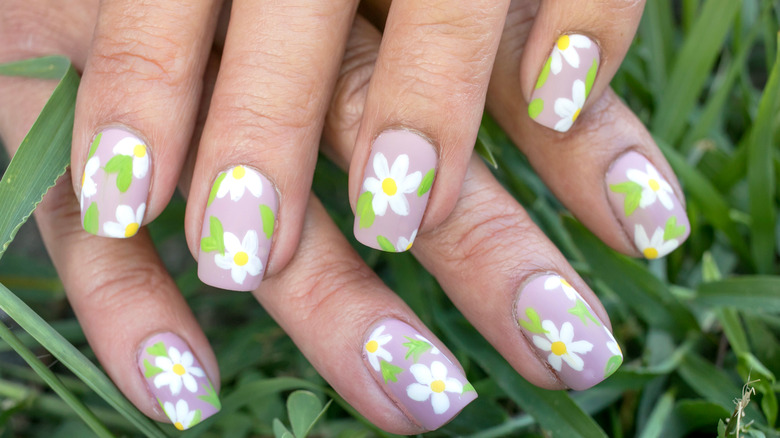 Daisy print nails