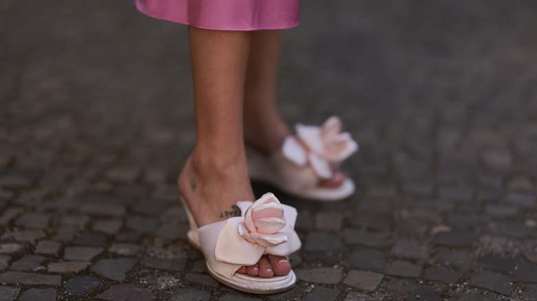 Woman shoes with rosettes
