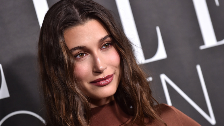 Hailey Bieber smokey eye