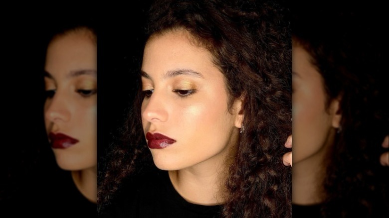 Curly-haired girl gold highlighter
