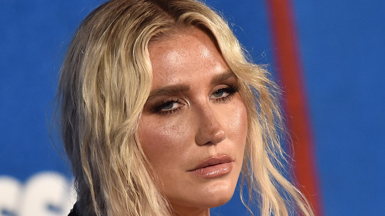 Kesha wearing marinated makeup