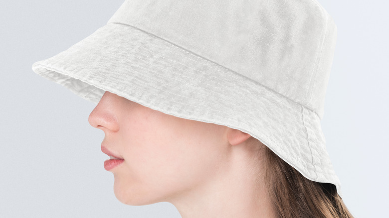 Neutral bucket hat