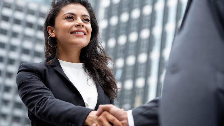 Latina businesswoman shaking hands