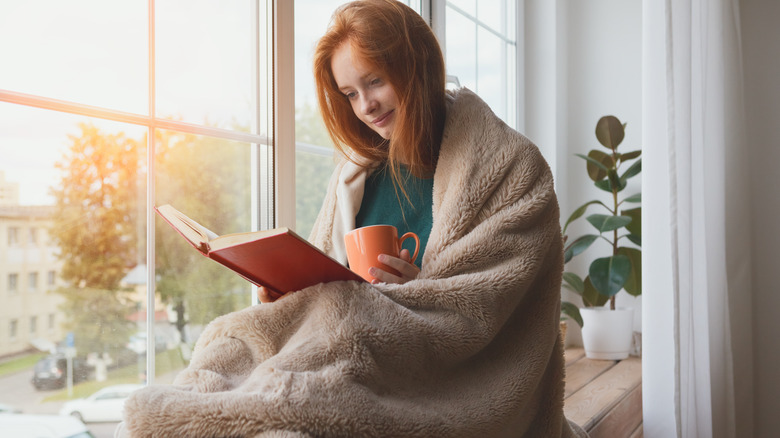 woman reading and drinking coffee