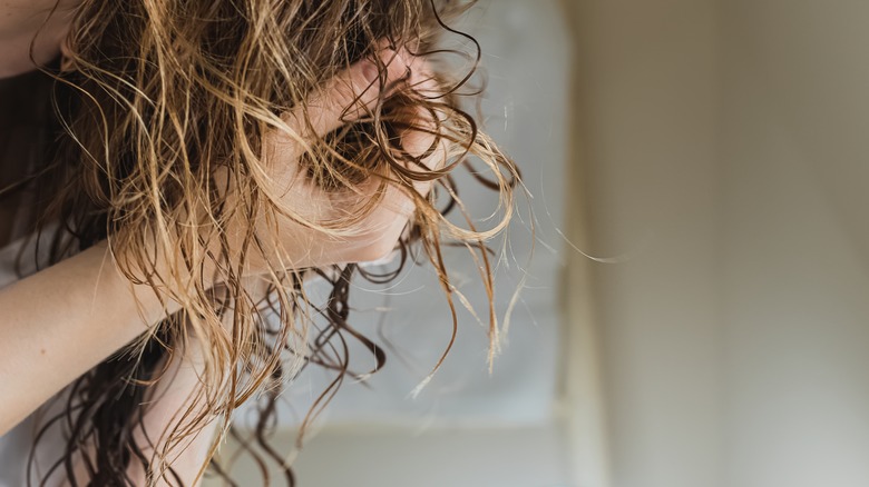 Scrunching wet hair