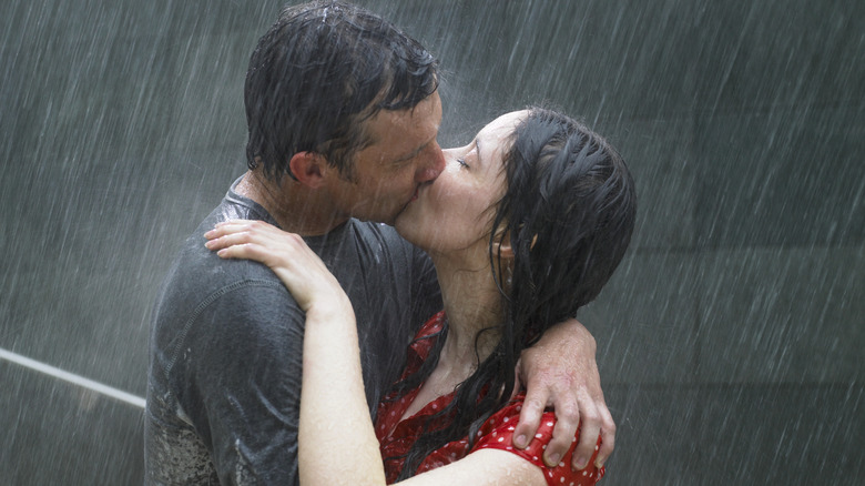 couple kissing in the rain