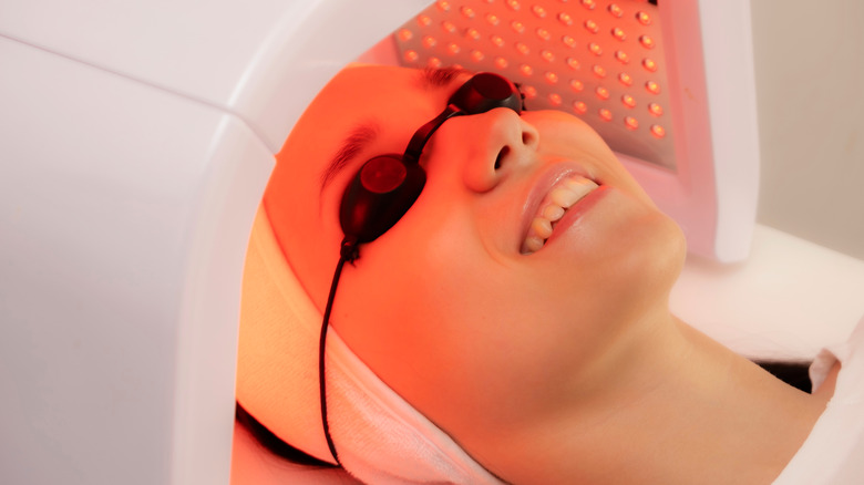 woman getting red light therapy