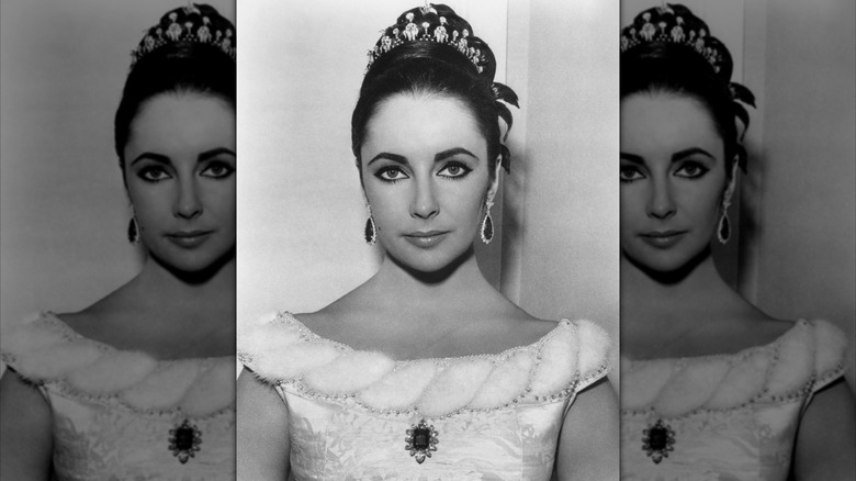 A publicity portrait of Elizabeth Taylor wearing jewelry by Bvlgari in 1963.