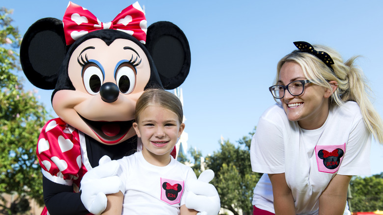 Jamie Lynn Spears observes as her daughter Maddie as a kid poses with Minnie Mouse
