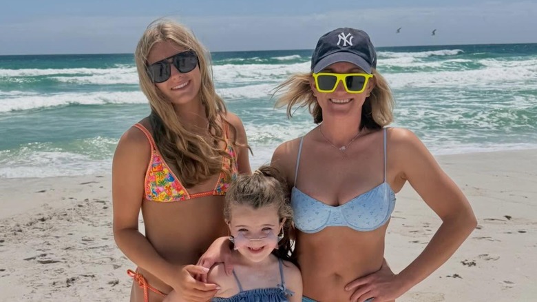Maddie, Ivey, and Jamie Lynn Spears smiling together at the beach