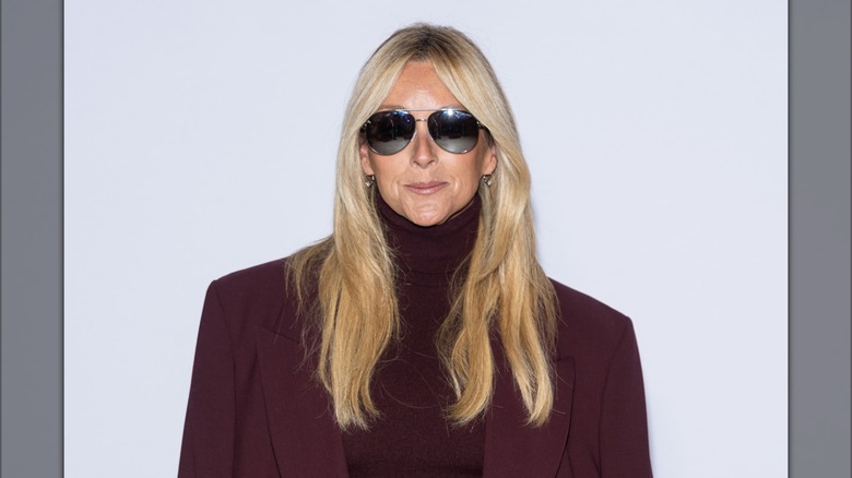 Jane Krakowski wearing a maroon suit and aviator sunglasses
