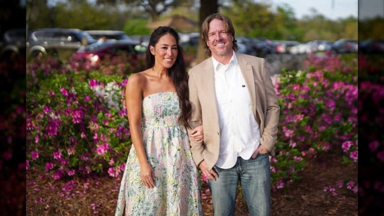 Joanna and Chip Gaines posing together