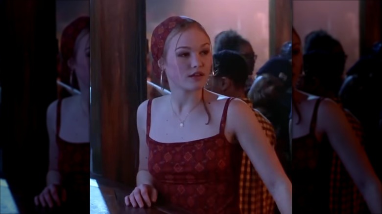 Julia Stiles in "Save the Last Dance" wearing a matching red vest and a bandana that features a paisley print