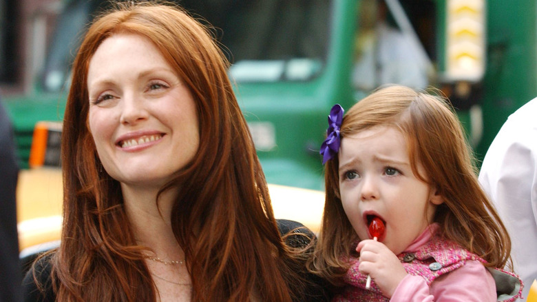 Julianne Moore holding her daughter Liv Freundlich in 2004