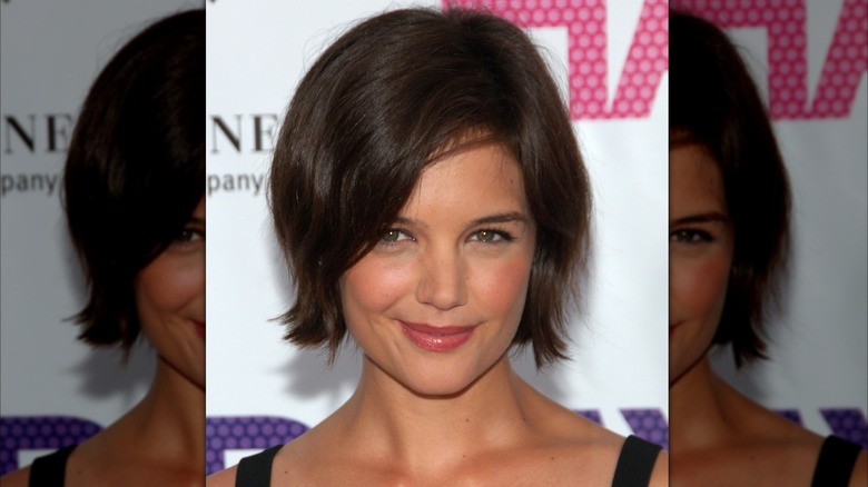Katie Holmes smiling in 2007 with a short bob and bangs.