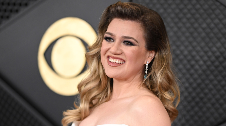 Close up of Kelly Clarkson at the Grammys in 2024