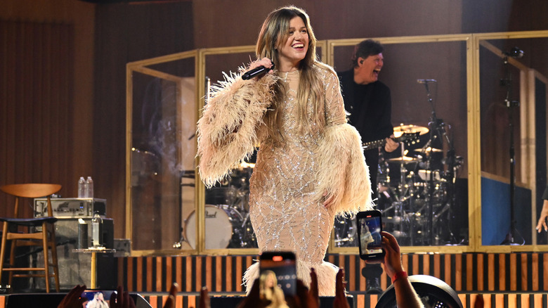 Kelly Clarkson in a beige skin-tight dress