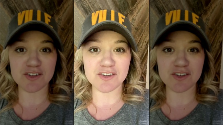 Kelly Clarkson with her natural hair curled