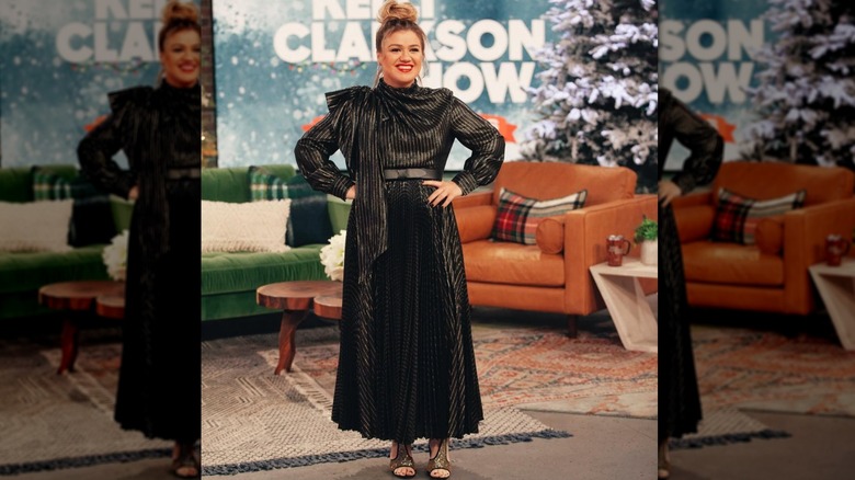 Kelly Clarkson posing in a 2020 Christmas look