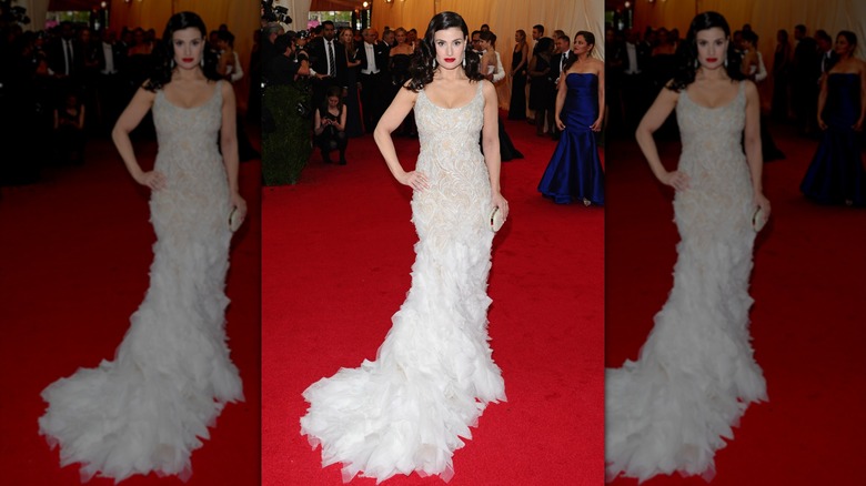 Idina Menzel at the 2014 Met Gala in a white dress